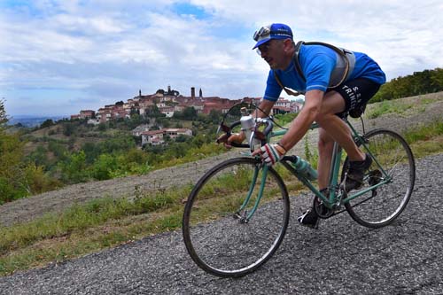 Gianni Gorlero in piena azione alla Monsterrato 2018 nella prova riservata ai ciclostorici e alle loro biciclette d'epoca